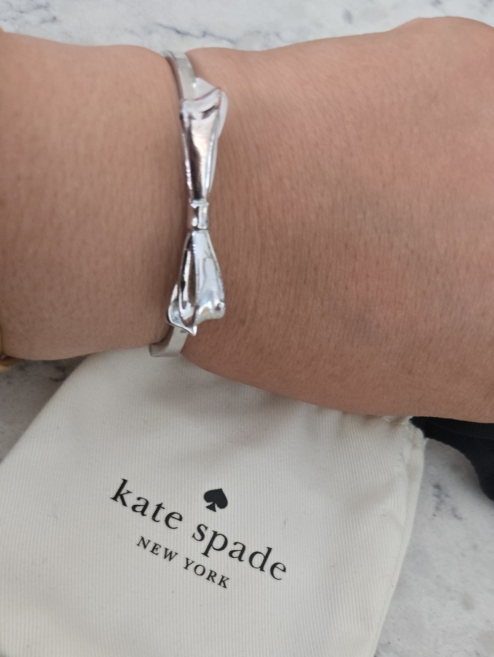 ✨🎀 Kate Spade New York Silver Tone Bow Bangle Bracelet 🎀✨